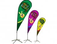 green_outdoor_event_flying_banners_with_strong_style_color_b82220_cross_strong_feet_decorative_flags-ok.jpg